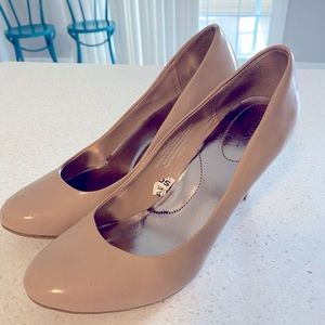 Nude pumps